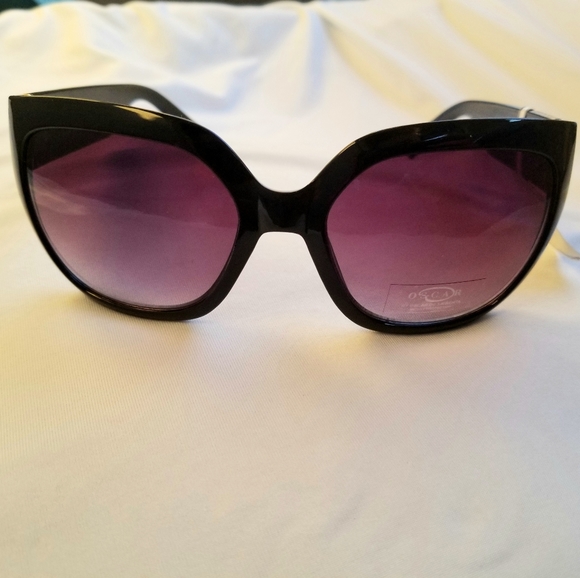 Oscar de la Renta Accessories - NWT LAST 3 DAYS!! Oscar de la Renta B Sunglasses